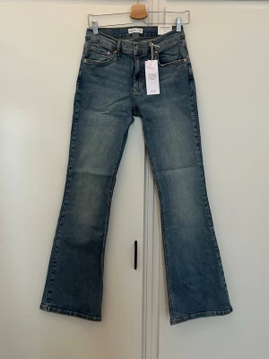 Jeans - Säljer dessa super snygga jeans i storlek 40 ifrån Gina tricot som är helt oanvända med prislappen kvar.  💞