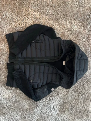  Moncler Cardigan  - Svart moncler cardigan som passar dig om du e mellan 174-183