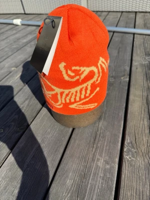 Arc’teryx beanie - Säljer denna riktigt snygga beanie från Arc’teryx. Helt ny, endast testad. Tveka inte på att höra ev er vid eventuella frågor eller funderingar. 