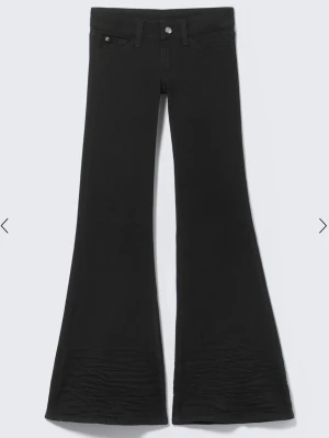 Svarta jeans från Weekday - aldrig använda, med prislappen kvar. då de inte passade i storleken. skriv för fler bilder eller frågor 💕