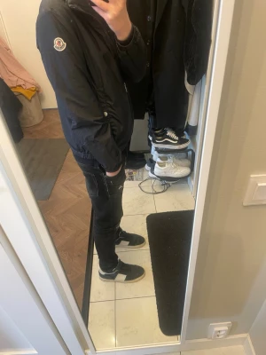 Svart vindjacka från Moncler - Moncler vindkacka | storlek 12a-152cm | jag är 162cm på bilden | skick 7/10 använd och har en pytteliten defekt som är lagad | nyrpis 4500kr köpt på Nk i sthlm | priset kan diskuteras vid snabb affär 👍🏻den är såklart äkta och prislapp + mer ingår!