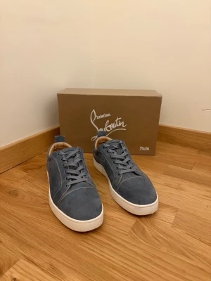  Louboutin skor - Snygga blåa sneakers från Christian Louboutin i mocka med vita sulor och diskreta sömdetaljer. . Levereras med originalkartong och tillbehör.