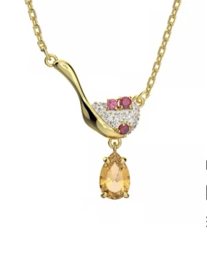 Guldhalsband med Swarovski-kristaller - Unikt halsband från Swarovski i guldfärgad metall med en droppformad gul kristall, små vita och rosa stenar samt elegant kedja. Detaljerad design med skimrande pärlor och färgkombination som sticker ut. Perfekt för dig som gillar exklusiva accessoarer.