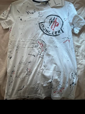 Vit Moncler t-shirt med tryck - Helt ny och aldrig använd! 