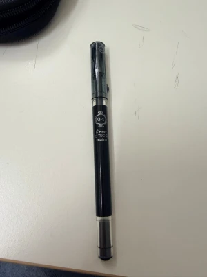 Svart Pilot G-TEC-C 0.4 gelpenna - Säljer en svart Pilot G-TEC-C 0.4 gelpenna med tunn spets för exakt och smidig skrivning. Pennan har genomskinlig hylsa och metallklämma på locket. Perfekt för anteckningar och detaljerat arbete.