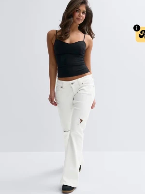 Lågmidjade vita  jeans med slitningar - Lågmidjade vita jeans, slut i xs på Gina 🥰