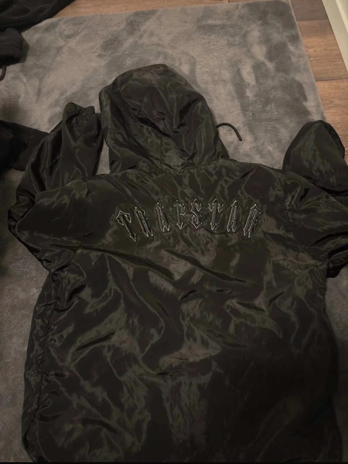 Svart vindjacka med huva från Galagowear - 4