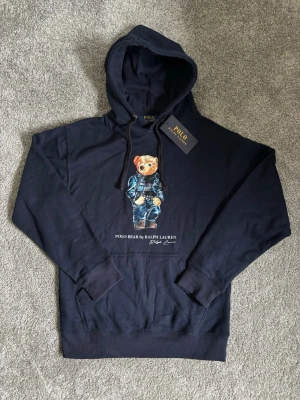 Ralph lauren hoodie - En snygg hoodie från Ralph lauren. Storlek:S Helt ny med pris lapp Skriv vid funderingar😁