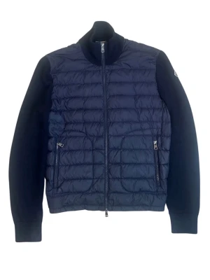 Mörkblå cardigan från Moncler - Snygg mörkblå cardigan från Moncler. Perfekt för lager-på-lager och har en modern, sportig look. Storlek XL men sitter som L. Nyskick!