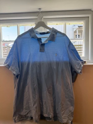 Ljusblå pike från Polo Ralph Lauren - Säljer en snygg pikétröja från Polo Ralph Lauren i ljusblå färg i storlek xxl . Klassisk krage, kortärmad och med liten broderad logga på bröstet. Perfekt för en avslappnad men ändå stilren look. Perfekt till sommaren. Nypris 1499. Säljer för 400