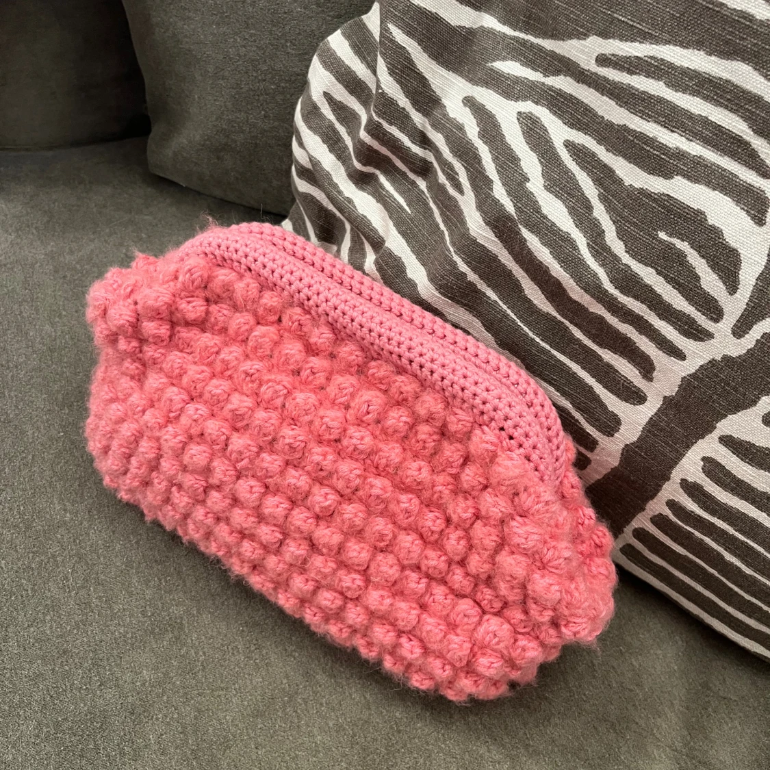 Rosa/korall virkad necessär/clutch med bubbelmönster