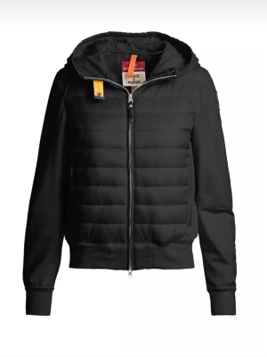 Svart pufferjacka från Parajumpers - Snygg svart pufferjacka från Parajumpers med huva och dragkedja framtill. Jackan har quiltade partier, ribbade muddar och en gul detalj vid halsen. Perfekt för kyliga dagar och har en modern, sportig look. Helt splitterny, köptes förra vintras. Har aldrig använt den då den passar inte min stil riktigt. Kan även mötas upp. Box, kvitto medföljer. Köptes för ca 4000 för allt.
