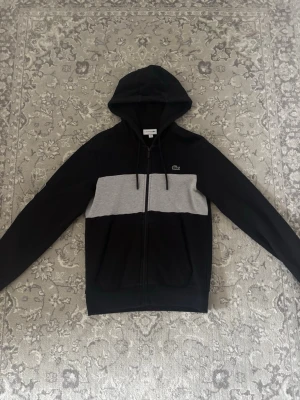 Lacoste Hoodie - Mängdrabatt finns! Ju fler plagg du köper, desto bättre pris kan jag ge!
