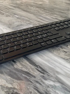 Dell KB500 trådlöst tangentbord (Nordisk layout) - Säljer ett Dell KB500 i mycket gott skick. USB-mottagare medföljer. Fullt fungerande. Några få tangenter har lätt slitage på bokstäverna, se bilder. AAA-batterier ingår inte.