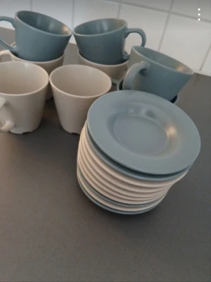 Koppar och fat i blått och vitt - Säljer ett set med koppar och tillhörande fat i blått och vitt porslin. Kopparna har en enkel, stilren design med rund form och öra från ikea 
