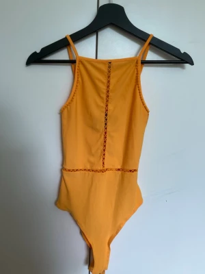 Body - Gul body med fina detaljer, super söt till sommaren💗