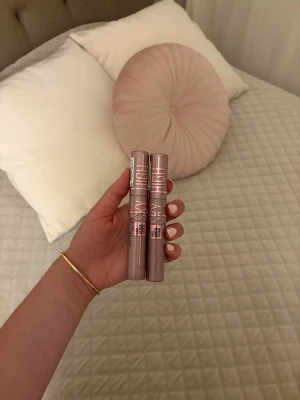 Rosa mascara Lash Sensational Sky High - Två stycken Lash Sensational Sky High mascara i snyggt roséguldigt hölje. Tuben är cylinderformad med metallisk finish och text i silver. Perfekt för dig som vill ha långa och fylliga fransar med en trendig look.