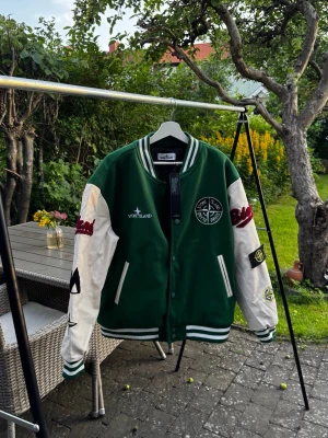 Stoneisland bomberjacka - Skit snygg stone Island bomberjacka, grön med massor med detaljer på. Helt ny. Har endast testat den. Finns inga fläckar eller liknande. 