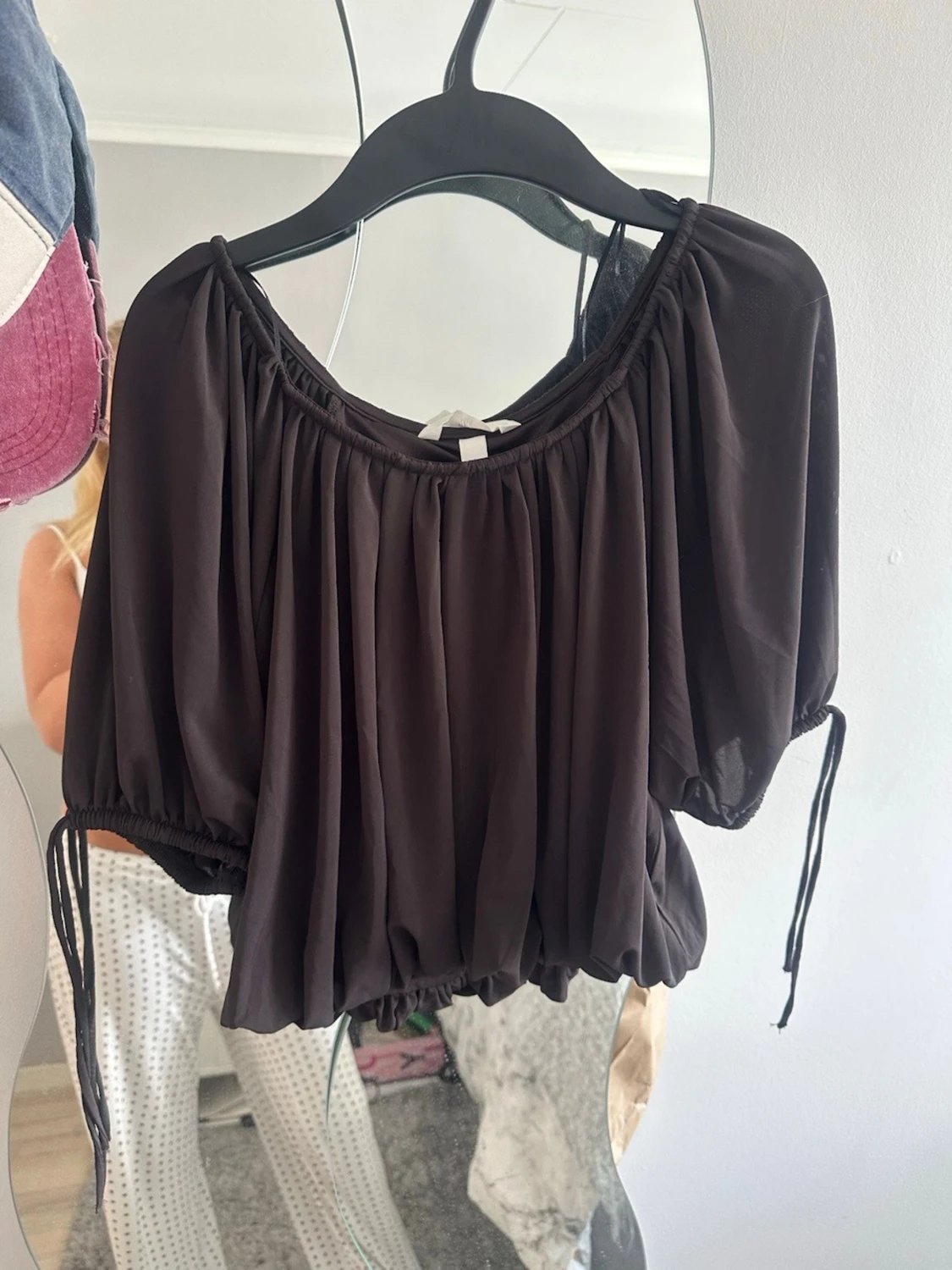 Brun offshoulder blus med puffärm - 1