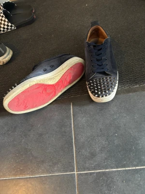  Louboutin sneakers med nitar - Säljer/ byter ett par svarta sneakers från Christian Louboutin självklart äkta !Skorna är i bra skick de ända dom är lite slitet är några nitar och sulan inuti men annars rikigt fräscha . Vid fler bilder eller några frågor är det bara att skriva  ‼️byten kan också vara myxke intressanta ‼️