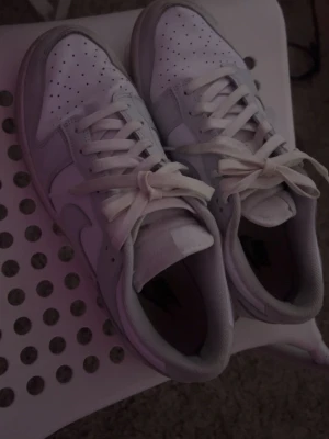 Vit/ljusgrå nike panda dunk  - Säljer ett par vita/ljusgrå panda dunks pga ingen användning. Köpta i september förra året. Sen dess använt kanske 7-8 gånger. Finns några tecken på användning men enkelt att fixa. Däremot inga defekter. Pris kan diskuteras vid snabb affär men inte mer än 200kr lägre🙏🏼storlek 42, 1250 nypris 