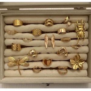 Alla som köper minst 2 ringar får en slumpmässigt ring på köpet  - Ringarna är guld/silver pläterade och är justerbara vilket innebär att de passar alla! Skötselråd medföljer! Skriv för specifika bilder och pris då vissa är billigare än andra! Kontakta vid intresse av köpAlla som köper minst 2 ringar får en slumpmässigt ring på köpet. Styck pris 119kr-149kr  💓