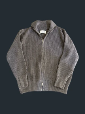 Maison margiela grå stickad zip tröja  - Snygg grå masion margiela tröja. Tröjan passar S/M. Perfekt för lager-på-lager. Tröjan är i jätte bra skick bara använt fåtal gånger. Skriv vid frågor, pris går absolut att diskutera!