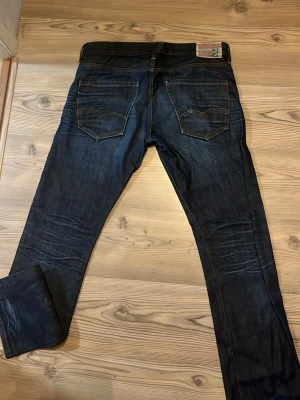 Replay jeans  - Säljer ett par replay jeans,i storlek w33 och l32,jeansen har waitom passform som är lite slim fit men inte för tajta.