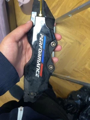 Svart bromsoksskydd Performance 3st - Säljer ett svart bromsoksskydd 3st BMW f10