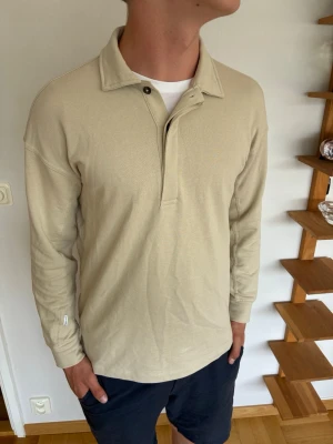 Studio total pikétröja - Studio total pikétröja|Pris:129kr|Storlek:M, modell: 188 cm| Skick:9/10,mycket bra|Hör av dig vid minsta lilla fundering eller fråga|