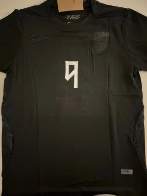 Erling Haalnad Norge Vm 2026 Borta - Fotbollströja i helt nytt och oanvänt skick med tag kvar. Detaljrik design och bekvämt material som passar både till match och vardag. Detta är en inofficiell version av modellen. Storlek M,