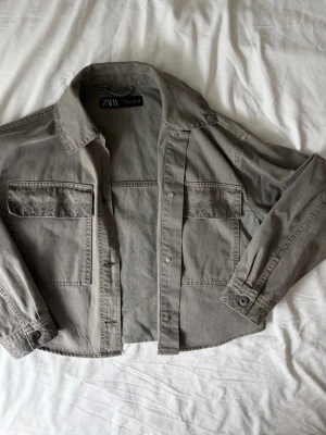 Grön jeansjacka  - Grön jeansjacka från Zara med fina detaljer 🤍 jag är ca 155 cm lång! 