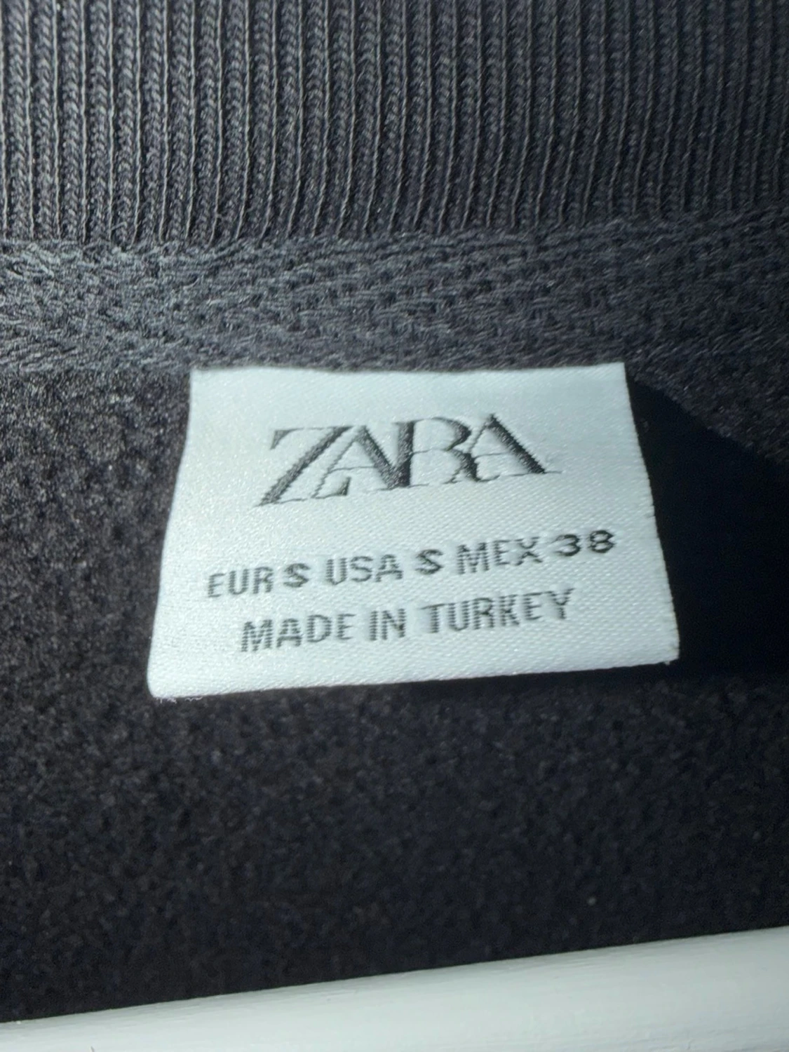 Svart basic sweatshirt från Zara - 3