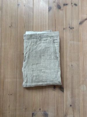 linnebyxor från Sand Copenhagen - Säljer ett par stiliga linnebyxor från Sand Copenhagen i storlek 52. Inga konstigheter, hör varmt gärna av dig vid frågor! 