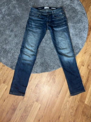 Replay jeans anbass  - Säljer ett par replay jeans anbass. Jeansen har 32 i midja och 32 i längd. Perfekta för dig som gillar en stilren och enkel look. Jag är 184cm 70 kg och de sitter perfekt på mig. Har använt de 2 gånger. 