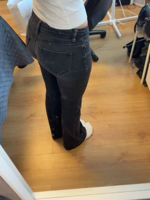 Svarta bootcut jeans low waist - Superfina low waist jeans! Passar mig perfekt som är 160cm lång. Tveka inte att skriva om du undrar något! 🩷