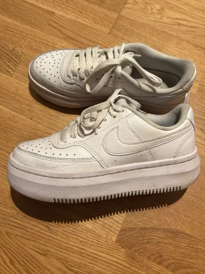 Nike Vision Plattform sneakers knappt använda strl 37.5  - Knappt använda Nike Vision Plattform                                   Ordinariepris 1099kr 