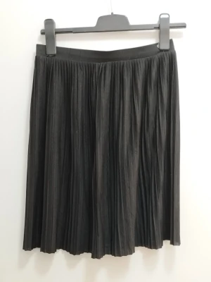 Svart plisserad kjol - Säljer en svart plisserad kjol med elastisk midja. Kjolen har ett snyggt fall och är tillverkad i ett lätt, tunt material som ger en luftig känsla. Perfekt att matcha med en enkel topp eller stickad tröja. För mått se bilderna. Kolla gärna mina andra annonser <3