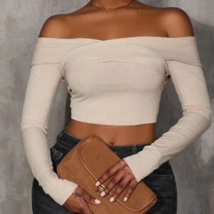 Off shoulder tröja  - Säljer denna eleganta off-shoulder tröja som aldrig kommit till användning. Supersnygg inför vardaglighet men även utekvällar!
