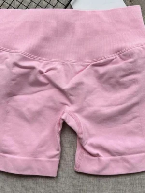 Ljusrosa träningsshorts  - Säljer ett par ljusrosa träningsshorts pga ingen användning. Dem är i helt nytt skick, har inte kommit till användning en ända gång.