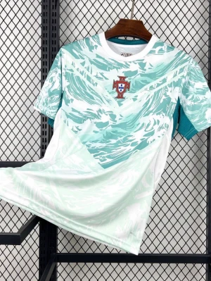 Portugal mintgrön fotbollströja - Snygg mintgrön och vit Portugal t-shirt från Nike med vågigt mönster och landslagets emblem på bröstet. Kortärmad modell i mjuk polyester, perfekt för dig som gillar sportig stil.