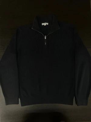 Quarterzip - Quarterzip från Mango, mörkblå storlek M