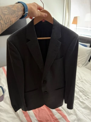 Kavaj - En helt ny Tiger of Sweden kavaj, vill man kan man även få byxorna också vid köp av denna så man får hela kostymen! Den är size Medium och hela kostymen kostade drygt 8000kr men säljer såklart för kanon pris!