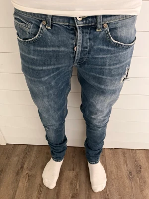 Dondup George herr jeans  - Hej! Säljer ett par dondup George! Storlek 31, skick 9/10, med ett par rikigt feta feta slitningar