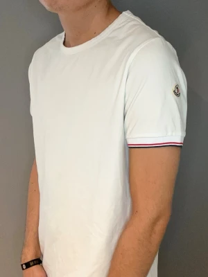 Moncler T-shirt  - Moncler T-shirt | storlek L sitter mer M | skick 10/10 | fraktar via valfrit ombud på köparens bekostnad | hör av dig vid funderingar 