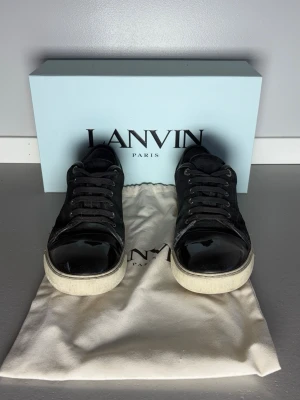 Svarta Lanvin - Tjeeena! CarsliCloset säljer nu dessa klassiska Lanvinsen med den kända glansen fram till och mockan runt om! Dessa skor är använda till och från vilket betyder att dem har nån skavank här och där. Men annars är det en riktig vagant sko som passar till både det ena och det endra! Priset ligger på 1299, bara hör av dig om det är några frågor så löser vi det! Tack på förhand, MVH CarsliCloset 🖤