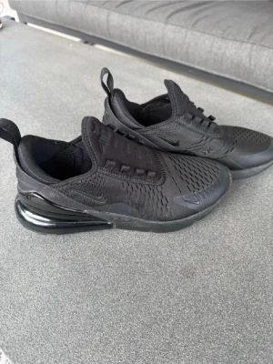 Nike Air max 270 - Helt nya, använde dem typ 1-3 gånger sen låg dom bara i sko hyllan i länge.  köpte för 1400. Enda problemet med dom inga snören. helsvarta Nike Air 270 sneakers med mesh-överdel och tydlig Air Max-detalj i hälen. Skorna har en sportig look med diskreta loggor och dragflikar både fram och bak. Perfekta för dig som gillar stilrena och bekväma sneakers.