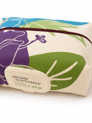 Liten skötväska / fodral för våtservetter /blöjor, handsytt - Liten skötväska / fodral för våtservetter /blöjor, handsytt  Beskrivning: Handsytt fodral för blöjor samt med smart hål för att trä dit våtservetter med lock. Utöver våtservetter rymmer du ca 12-15 blöjor storlek 5 och ombyte.  Passar de flesta standardförpackningar med upp till ca 72 våtservetter. Perfekt att ha i skötväskan, bilen, vagnen eller hemma.  ✨ Handgjord ✨ Återanvänt plastlock från originalförpackning ✨ Dragkedja för enkel påfyllning ✨ Praktiskt bärhandtag ✨ Tvättbart tyg   Mått: ca 