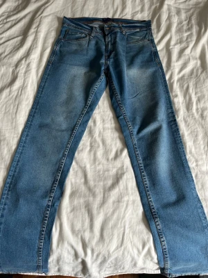 Blå raka jeans i klassisk modell - Snygga blå jeans med raka ben och fem fickor. Jeansen har en klassisk passform och är tillverkade i denim med lätt tvättad look. Perfekta för en avslappnad stil och passar till det mesta. Dragkedja och knapp framtill. Från Zara 