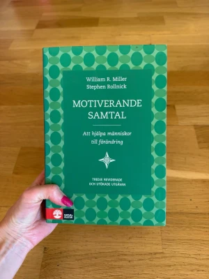 Motiverande samtal kursbok - Kurslitteratur: 'Motiverande samtal – Att hjälpa människor till förändring' av William R. Miller och Stephen Rollnick. Tredje reviderade och utökade utgåvan. Boken har ett grönt hårdband med mönster och vit text. Perfekt för dig som pluggar psykologi eller socialt arbete.
